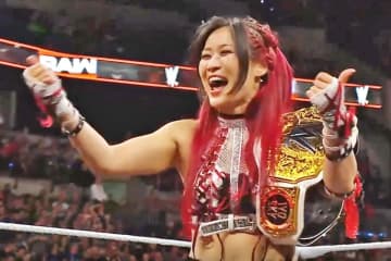 【ＷＷＥ】イヨ・スカイ　ジュリアの卑劣襲撃で屈辱ＫＯ「背中、顔、右ヒザ…体のあちこちが痛い」
