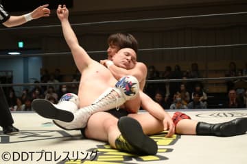 上野勇希がアントーニオ本多を撃破し『KING OF DDT』1回戦突破！5･10新宿での2回戦は佐々木大輔との遺恨対決へ