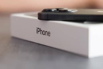ベンチの上に置いたiPhoneに起きた悲劇　「画面を割っていた正体」に思わず目を疑う