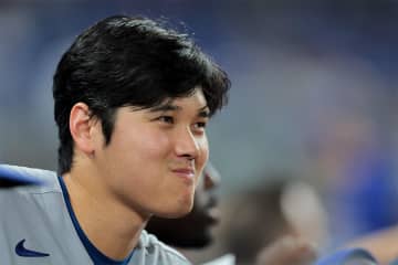 ブルペン大はしゃぎ！大谷翔平の弾丸アーチをド軍フィジカル・セラピストが見事にキャッチ！両手を上げ大喜び