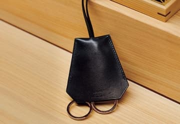 大人の男こそ【HERMESクロシェット】を！上質な革アクセで“普通の服”がこなれ感ある着こなしに