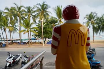 マックの“アレ”が巨大化……。一般車道で撮影された“目を疑う光景”に480万いいね