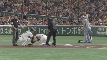 「左肘の筋損傷」巨人・岡本和真がランナーと交錯　痛みに強い岡本が苦もんの表情「長期離脱」と阿部監督も