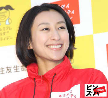 「映画のヒロインみたい」浅田舞、“腰の位置の高さ”がすごいロンスカ姿の街角スナップでファンを魅了