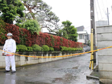 男女死亡…施錠された部屋で倒れた状態　窓を割った警官、室内で遺体を発見　刃物が数本あり…身元判明、元夫婦か　男性は無職39歳で外傷なし　「元夫の家に行った」という女性、刺されたような傷が複数あった29歳