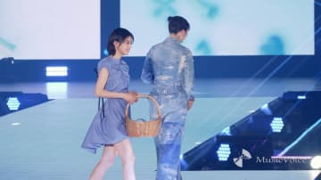 出口夏希、超ミニワンピで美脚全開　大胆日背中でランウェイ「すごい 楽しかった」