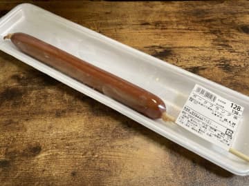 スーパー玉出の「ポークフランク串」の様子がおかしい件　サイズ感どないなってんねん！？