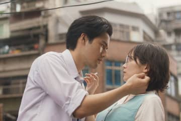 吉岡里帆＆水上恒司が見つめ合う…実写『九龍ジェネリックロマンス』ノスタルジックな場面写真が公開