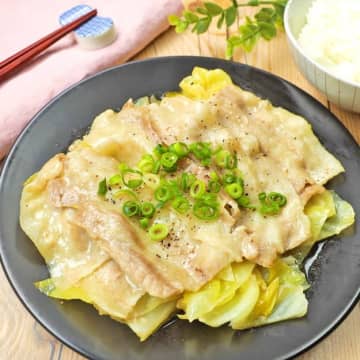 【キャベツはごま油で蒸すのが正解！】「米が何キロでもいける」「重ねるだけで優勝！」フライパンひとつで作れる絶品おかずレシピ