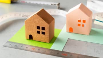 なにかの間違いでは…受け継いだ実家不動産、「建て直し不可」との指摘に愕然。50代男性を襲った〈相続の悲劇〉【行政書士が警告】