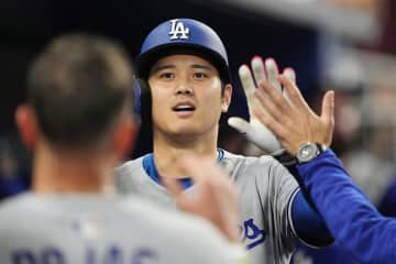 大谷が10号HR直後に見せた優しい人柄　痛恨ミスのヘソンのそばへ…笑顔で“励まし”