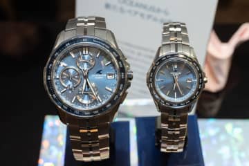 オシアナス、サファイアベゼルでブルーとベージュのペアウォッチ