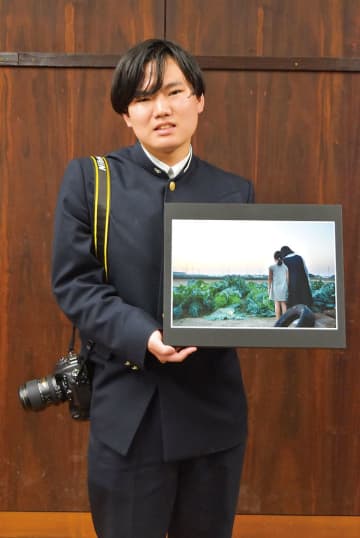 うれしかった！埼玉・深谷商業高の3年生、全国写真展で2年連続入選　夕暮れ時の畑でたたずむ妹を撮影、顧問も称賛「狙っていないと撮れない」　40人以上の写真部で部長…前部長は前回準ヤング賞、今回も入選