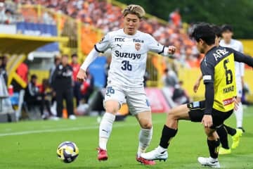 「仲間さんに申し訳なかった」高く上げた足が相手の頭に…清水MF宇野禅斗が自身の“危険プレー”を謝罪「VARになった時点でレッドカードだなと」