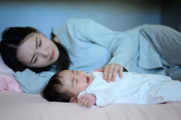 子どもが『夜泣き』をする5つ原因とは？パパママにできる対策を解説