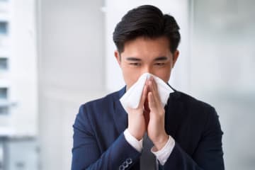 実は根拠アリ！「うどん食べて鼻水」「太陽を見てくしゃみ」……不思議なカラダのメカニズム