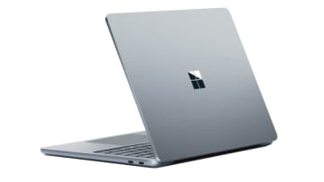 13型に小型軽量化した「Surface Laptop」。充電器はType-Cに