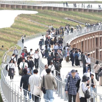 気持ち悪ッ！大阪・関西万博の大屋根リングに虫が大量発生…日刊ゲンダイカメラマンも「肌にまとわりつく」と目撃証言