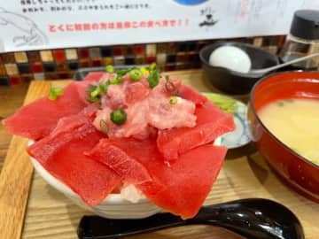 出汁茶漬けまで楽しめるまぐろ丼＠まぐろの平（かけだし横丁）