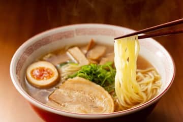 【現役板前が伝授】”和食のプロが考えた”『醤油ラーメン』の作り方を公開！醤油の代わりに”ある調味料”使用で『旨味倍増』…ネットでも”シンプルにうまい”と好評の声殺到「こういうのがいいんだよねえ！」「飲んだ後に食べたいラーメン1位」