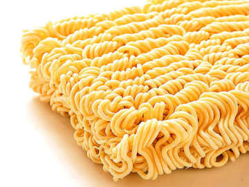 即席麺総需要 24年度は歴代2位、60億食に迫る 手軽さ・おいしさで再評価