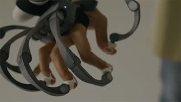 VRで「つかむ」を装備する、メカっぽい外骨格型の触覚デバイス「Haptikos」