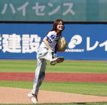 相川七瀬さんが悲願のノーバウンド始球式　ベイスターズ、ハイセンス「大画面テレビDAY」で達成