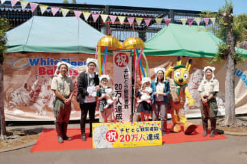 観覧者数が20万人を突破　東武動物公園のホワイトタイガーの赤ちゃん　埼玉・宮代　「コタ」「ハク」　すくすく成長、現在の体重は約15キロ