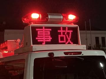 横浜　オートバイが道に駐車中のトラックに追突　72歳の男性が死亡