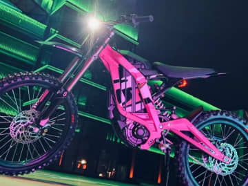 サーロン新色！　Light Bee Xに限定モデル「ネオンピンク」登場