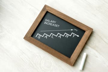 年収のピークが訪れるのは「50代」と「40代」のどっち？ 昇進の早さとピークの早さは関係ない？