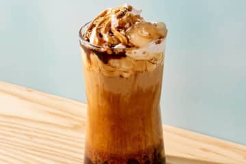 スターバックス リザーブ ロースタリー 東京、“和風パフェ風”わらび餅×黒糖ラテなど夏ドリンク