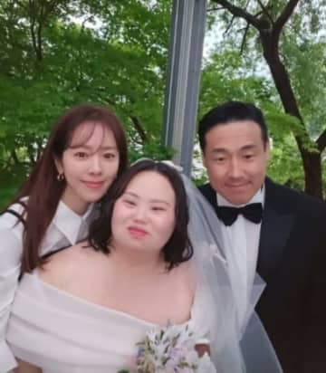 【単独】女優ハン・ジミン、チョン・ウネ作家の結婚式でヘアメイクをサポートしていた…“双子姉妹”の美しい友情