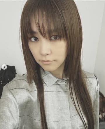 「本当に美脚！！！」桐谷美玲、美しさ際立つ雑誌オフショット披露「SEVENTEEN時代を思い出す…」