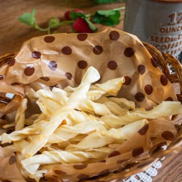 「ギョーザの皮、余ってない？」「あったら絶対これ作ってみて♪」3時のおやつにちょうどいい♡くるくるスティック
