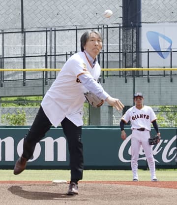 松井さんが2軍で始球式　新球場に「親近感ある」