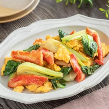 【チンゲン菜とカニカマでこんなにウマい】「ふわふわ卵がたまらん」ご飯に合いすぎる中華炒めレシピ