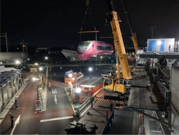 ピンクの「サンダバ」、京都 梅小路に降臨！余生は日本初の廃線高架上常設店舗に