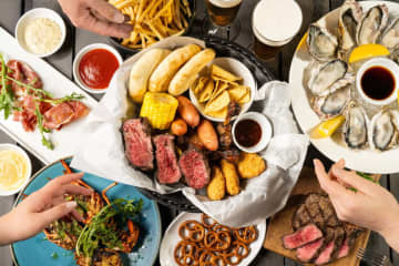 「大人のビアガーデン」グランフロント大阪で、炭火香るサーロインステーキや鶏腿肉のローストなど