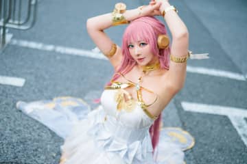 グラドル兼コスプレイヤーが長身美ボディで魅せた「ボーカロイド」コスプレ　「自分を活かせるキャラを」