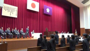 警察行政職員116人の卒業式　都内の警察署など50以上の配属先へ　迫田裕治警視総監も激励　警視庁