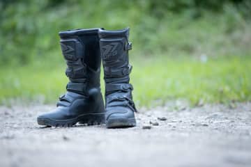 ツーリングライダー必見！柔らかさと防水性を兼ね備えたDFGアドベンチャーWPブーツの魅力