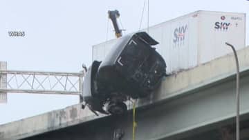 「橋から落ちそうです」高速道路から落下寸前のトラック運転手　決死の救出劇の一部始終　通信指令係と交わした会話　アメリカ・ケンタッキー州