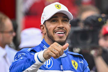 ７度のF1王者がホストに！雰囲気ガラリの“純白タキシード”姿をファン絶賛「信じられない」「あまりにも美しすぎる」