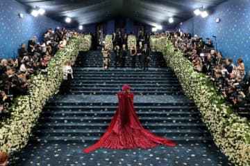 キム・カーダシアン、「女王様」と呼ばれたドレスで登場するも→“歩く姿”には疑問の声