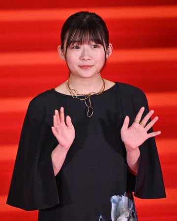 「双子みたい」伊藤沙莉、人気俳優とのツーショットに反響「ずっと仲良しでいてくれて嬉しい」