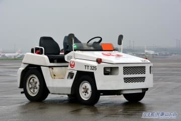 [はたらくくるま] 軽自動車より小さいのに４トン車!? みっちみちで超ヘビー手荷物運びのエリート〈トーイングトラクター〉