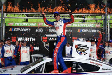 失意の“失格処分”から不死鳥の復活“撃”。ロガーノが起死回生の今季初勝利／NASCAR第11戦