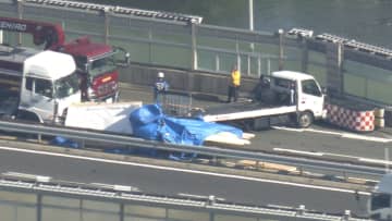 【速報】名古屋第二環状自動車道の内回りでトラックなど車3台の事故　積み荷の木材とみられるものが散乱　男性1人軽傷　愛知・清須市