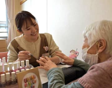 指先に彩り、活力に　「福祉ネイル」　茨城県内で拡大　認知症緩和も期待